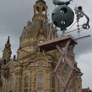 Die Frauenkirche und eine künstlerische Installation.
