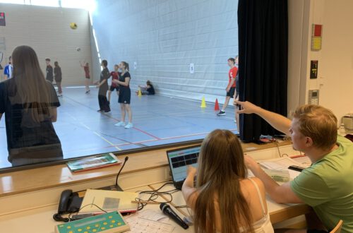 Leitungsteam und Schüler in Sporthalle