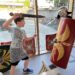 Zwei Schüler mit römischer Rüstung