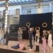 Schüler auf einer Bühne, Theater spielend.