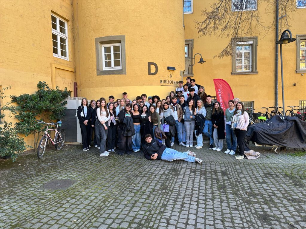 Gruppenbild der Englischkurse mit ihren Kurslehrerinnen vor der Bibliothek 
