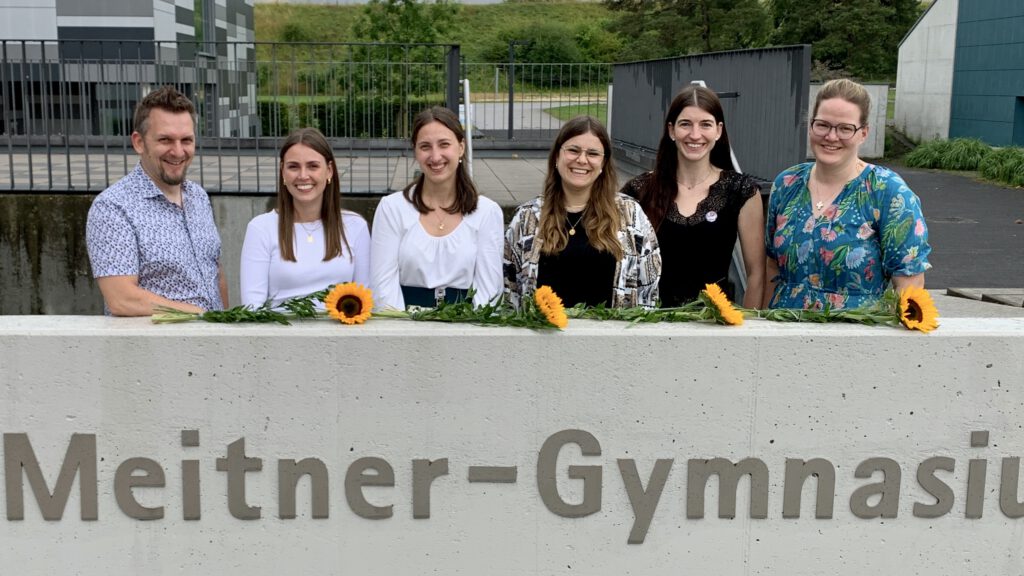 Mit sonnigen Wünschen und Sonnenblumen verabschiedete Volker Böck (links), stellvertretender Schulleiter des LMG, Lara Hanselmann, Lisa Voigtländer, Manuela Haas, Heike Westphal und Isabelle Gröger.